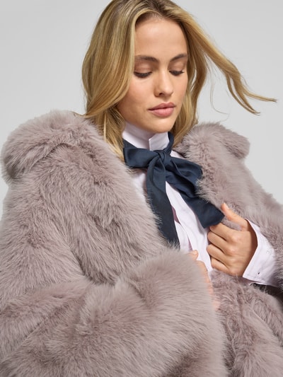 Kobiece modelka nosi Flared Jacke aus Kunstfell od ROTATE, jasnoszary kolor, sztuczne futro, dodatek wiskozy, prosty krój, rozszerzane rękawy, wykładany kołnierz, podszewka, szerokość w rozmiarze 36: 39 cm, długość tyłu w rozmiarze 36: 60 cm, długość rękawów w rozmiarze 36: 66 cm, zbliżenie na górną część ciała.