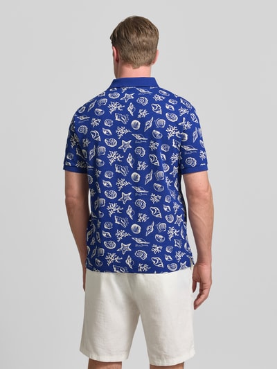 Männermodel trägt Regular Fit Poloshirt mit Allover-Motiv-Print von Gant aus Reine Baumwolle, Polokragen, kurzärmelig, Rückenlänge 68 cm, Ganzkörperansicht Rückansicht.