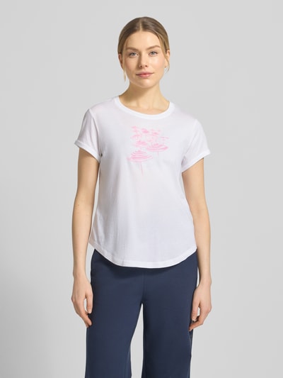 Modelka kobieca nosi T-Shirt mit Label-Print Modell 'DEBRA4' od FIRE + ICE, biała bawełna, krój regular fit, okrągły dekolt, długość tyłu 58 cm w rozmiarze S, widok całej sylwetki z przodu.