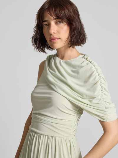 Kobiece modelka nosi długą sukienkę z drapowaniem Maxikleid mit Drapierungen Modell 'MEJSE' od Copenhagen Muse, mieszanka materiałów z dodatkiem streczu, taliowany krój, długość tyłu w rozmiarze S: 134 cm, szerokość w rozmiarze S: 37 cm, jasny pastelowy odcień, gładka tekstura, nahaufnahme górnej części ciała.