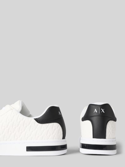 Produktfoto, Sneaker mit Schnürung Modell 'LONDON SAFFIANO' von Armani Exchange, weiß mit schwarzem Label-Detail, strukturierte Oberfläche, abgerundete Spitze, Herren, Absatzhöhe 3 cm, Schafthöhe 5 cm, Schaftweite 8 cm