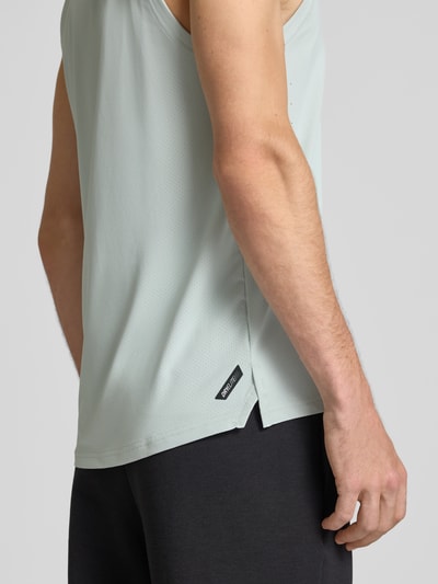 Männermodel trägt lichtgrijs Regular Fit Sport-T-Shirt mit Logo-Print Modell 'PWRMODE' van PUMA Performance, detailopname zijkant.