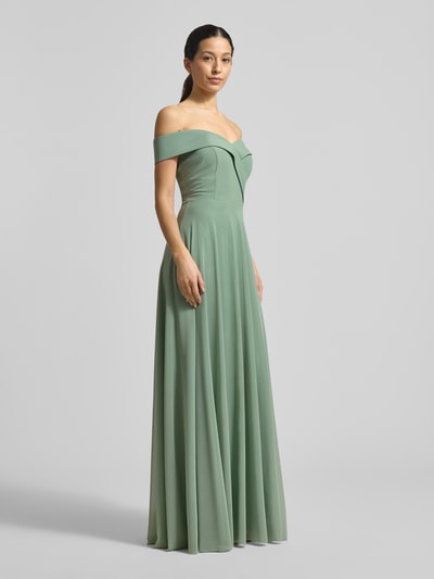 Modelka kobieca nosi Abendkleid im Off-Shoulder-Look od TROYDEN COLLECTION, kolor zielony, długość maxi, szerokość w rozmiarze 36: 34 cm, długość pleców: 146 cm, widok całej sylwetki z przodu.