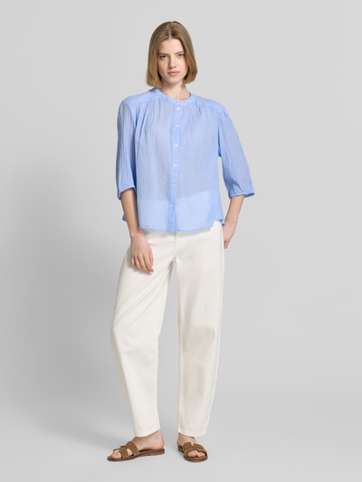Frauenmodel trägt Relaxed Fit Hemdbluse aus reiner Baumwolle von s.Oliver RED LABEL, Optik:Allover-Muster, Hahnentritt, Ganzkörperansicht von vorne.