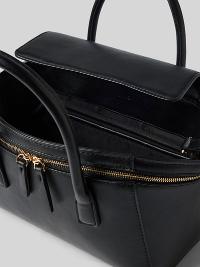 Produktfoto, schwarze Handtasche mit Schulterriemen Modell 'FIORI' von MANGO, Reißverschluss, glatte Oberfläche, goldene Details, Größe 32x16x10 cm, Riemenlänge 46 cm, Damen Accessoire