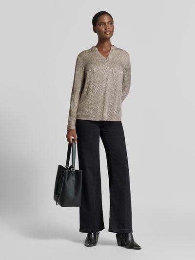 Vrouwenmodel draagt Regular Fit blouse uit zuiver viscose met v-hals van MORE, all-over look, ruglengte maat 36: 63 cm, mouwlengte 61 cm, blouse met lange mouwen, frontale full-body opname.