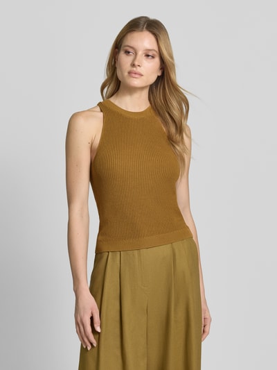 Modelka kobieca ma na sobie Stricktop mit Rundhalsausschnitt od Style Icon Collection, bawełniano-wiskozowy miks, krój slim fit, długość pleców 54 cm w rozmiarze S, kolor brązowy, widok całej sylwetki z przodu.
