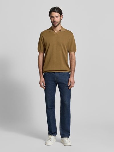 Męski model nosi Regular Fit Poloshirt mit gerippten Abschlüssen von MCNEAL z bawełny, krój regular fit, kołnierzyk polo, prążkowane wykończenia, długość tyłu 71 cm, długość rękawów 30 cm, całkowity widok z przodu.