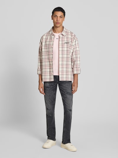 Männermodel trägt Straight Fit Jeans im Destroyed-Look Modell 'GROVER' von Replay, Baumwoll-Elasthan-Mix, Ganzkörperansicht von vorne.
