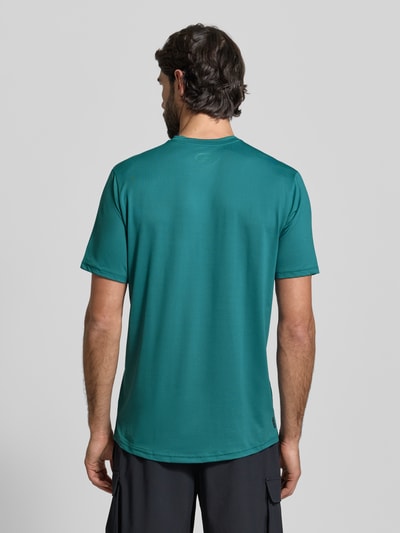 Männermodel trägt Regular Fit T-Shirt mit Logo-Print Modell 'Vanish' von Under Armour in Grün, elastischer Material-Mix, Ganzkörperansicht Rückansicht.