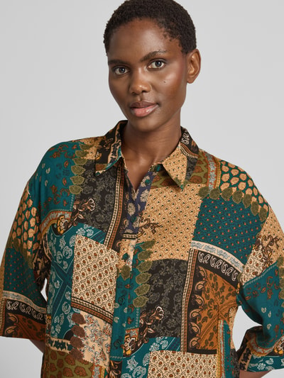 Frauenmodel trägt Boxy Fit Bluse aus Viskose mit 3/4-Arm von Apricot, Allover-Look mit Patchwork-Muster, Nahaufnahme Oberkörper.