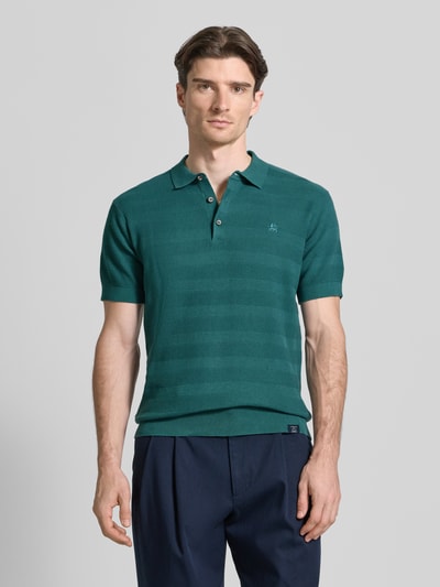 Männermodel trägt Slim Fit Poloshirt mit Logo-Stitching von Lerros, grün, reine Baumwolle, Polokragen, Nahaufnahme Oberkörper.