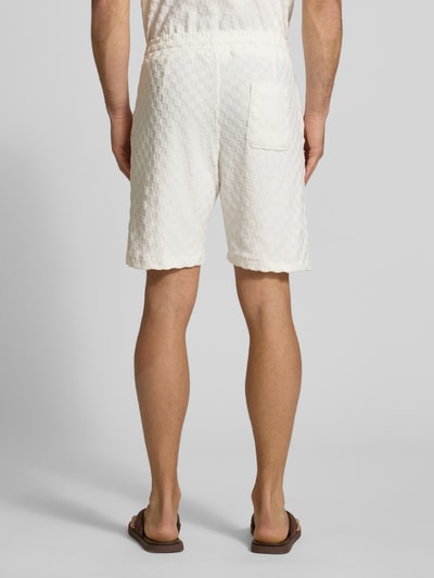 Männermodel trägt Regular Fit Shorts mit Label-Patch von Lindbergh in Weiß, Baumwoll-Mix, strukturierte Oberfläche, Ganzkörperansicht Rückansicht.