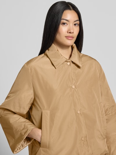 Kobieta nosi beżową kurtkę funkcyjną krój regular fit z funkcją dwustronną model 'FALENA' od Weekend Max Mara, zbliżenie na górną część ciała.