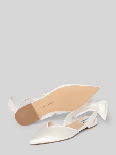Productfoto, Slipper met strikdetail model 'Synthia' van Steve Madden, satijn, spitse neus, open hiel, gladde zool, hakhoogte 2 cm, dames.