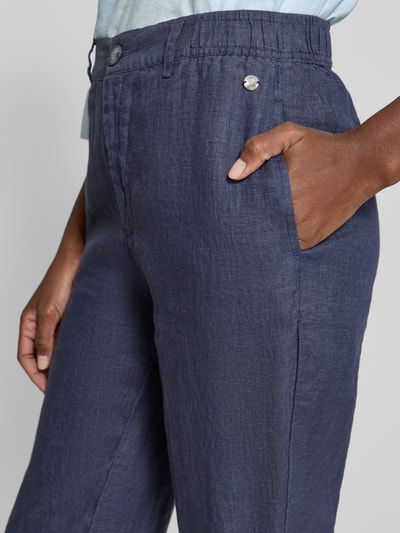 Frauenmodel trägt Straight Fit Leinenhose mit elastischem Bund von Fynch-Hatton in Dunkelblau, Struktur mit Paspeltaschen, Nahaufnahme Oberkörper, reines Leinen, Bundweite 38 cm, Innenbeinlänge 79 cm, Größe 36.