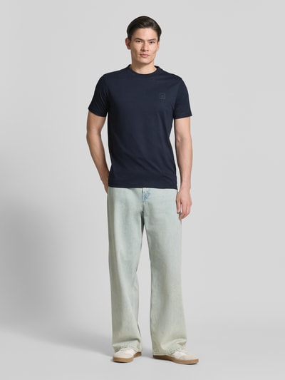 Männermodel trägt T-Shirt mit Rundhalsausschnitt und Logo-Print von Lerros aus Baumwoll-Mix im Regular-Fit, dunkelblau, Ganzkörperansicht von vorne, Rückenlänge bei Größe M: 71 cm.