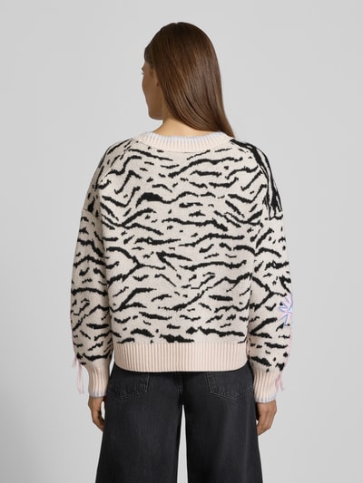 Frauenmodel trägt Strickpullover mit gerippten Abschlüssen von Marc Cain, Reine Baumwolle, Lockerer-Schnitt, Rückenlänge 51 cm, Ganzkörperansicht Rückansicht.