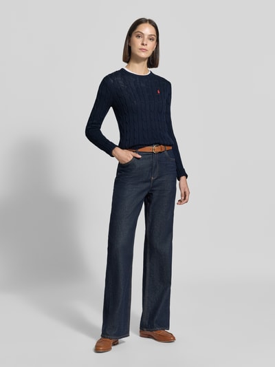 Damesmodel draagt Slim Fit Pullover aus reiner Baumwolle van Polo Ralph Lauren in donkerblauw, kabelpatroon, Ganzkörperansicht van voren.
