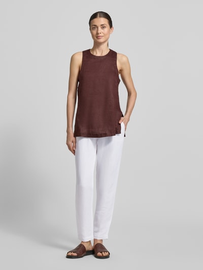 Modelka kobieca ma na sobie białe Straight Fit Stoffhose aus Viskose-Mix mit Leinen-Anteil od Marc Cain, matowa tekstura, Szerokość w rozmiarze 36: 37 cm, długość nogawki wewnątrz 66 cm, przód całej sylwetki