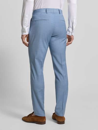 Männermodel trägt Straight Fit Anzughose mit Woll-Anteil Modell 'Tenuta' von Tiger Of Sweden, Elastischer-Material-Mix, Bügelfalten, Gesäß- und Eingrifftaschen, Haken- und Reißverschluss, hellblaue Farbe, Ganzkörperansicht Rückansicht.