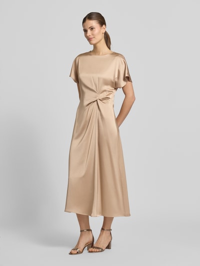 Modelka kobieca nosi Cocktailkleid mit Raffung und Kappärmeln od Christian Berg Cocktail, beżowa satynowa tkanina, krój dopasowany, długość midi, okrągły dekolt, krótkie rękawy typu kappa, marszczenie, rozcięcie i zapięcie na zamek z tyłu, tkanina z mieszanki wiskozy, szerokość w rozmiarze 36: 41 cm, długość tyłu w rozmiarze 36: 122 cm, długość rękawa w rozmiarze 36: 20 cm, widok całej sylwetki z przodu