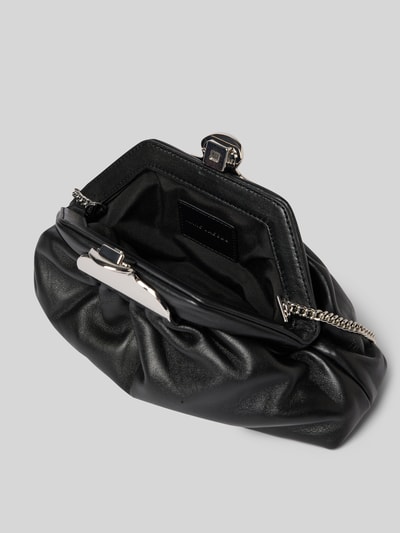 Produktfoto, Clutch aus echtem Lammleder von Marc Jacobs in Schwarz mit Raffungen, Hauptfach mit Schnallenverschluss, Ketten-Optik, Logo-Detail, Breite 27 cm, Länge 17 cm, Tiefe 7 cm