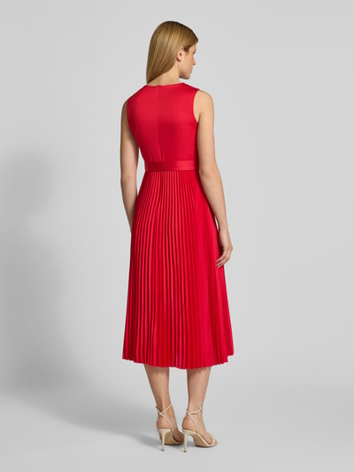 Modelka kobieca nosi Cocktailkleid mit Plisseefalten od Vera Mont, czerwona tkanina, długość midi, krój slim fit, okrągły dekolt, marszczenia, pasek w talii, plisy, zamek z tyłu, długość pleców w rozmiarze 36: 126 cm, szerokość w rozmiarze 36: 30 cm, widok całej sylwetki z tyłu