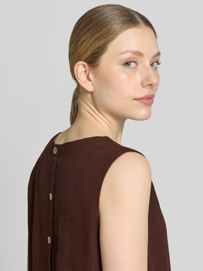 Frauenmodel trägt knielanges Kleid aus Leinen-Viskose-Mix Modell 'LAVA' von FREE/QUENT, Dunkelbraun, glatte Oberfläche, Nahaufnahme Oberkörper, Kontext: Damen Kleid, Leinen-Viskose-Mix, gerader Schnitt, Rundhalsausschnitt.