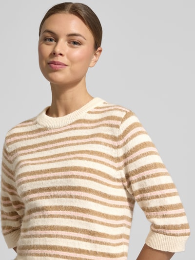 Frauenmodel trägt Strickpullover mit gerippten Abschlüssen von OPUS aus Baumwoll-Mix, Slim Fit, Rundhalsausschnitt, 1/2-Ärmel, Nahaufnahme Oberkörper.