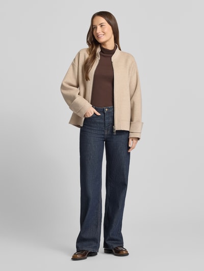 Frauenmodel trägt Regular Fit Jacke aus reiner Schurwolle von Windsor, beżowy kolor, stójka, dwukierunkowy zamek, opuszczone ramiona, tekstura gładka, widok całej sylwetki z przodu