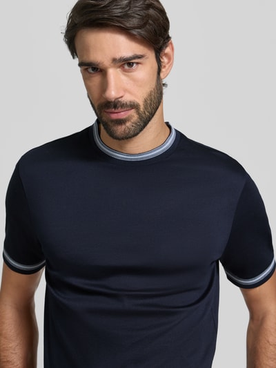 Mannelijk model draagt Slim Fit T-shirt uit puur katoen model 'TESSLER 202' van BOSS, look: effen, labeldetail, ronde hals, korte mouw, Nahaufnahme Oberkörper.