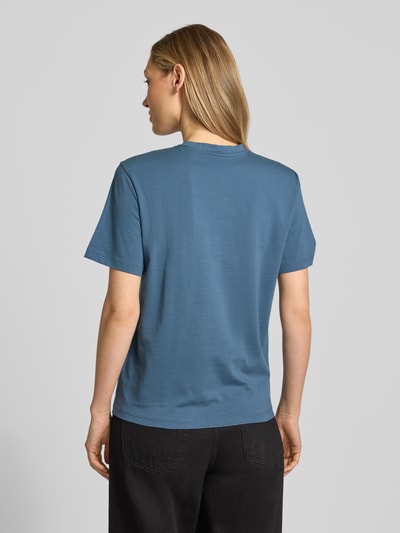 Frauenmodel trägt T-Shirt aus Bio-Baumwolle von Jake*s Casual in Blau, gerader Schnitt, Rundhalsausschnitt, kurzärmelig, Ganzkörperansicht Rückansicht.