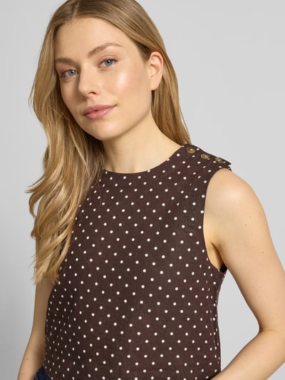 Frauenmodel trägt Cropped Blusentop aus Leinen-Viskose-Mix Modell 'ROMEO' von Mango im Allover-Look mit Rundhalsausschnitt, Nahaufnahme Oberkörper. Rückenlänge bei Größe S: 41 cm.