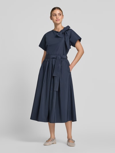 Frauenmodel trägt dunkelblaue Regular-Fit Kurzarmbluse mit Baumwoll-Anteil Modell 'RECENTE' von Weekend Max Mara, Ganzkörperansicht von vorne, Damen Kurzarmbluse.
