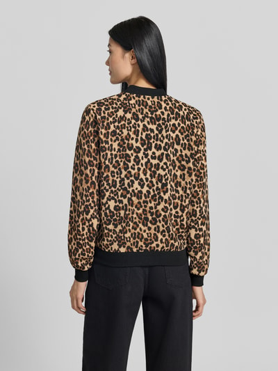Frauenmodel trägt Regular Fit Blouson mit Allover-Muster Modell 'COCO' von VERO MODA, braun-schwarz, Ganzkörperansicht Rückansicht. Damen Bomberjacke / Blouson.