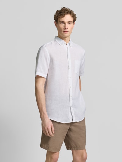 Mannelijk model draagt Regular Fit Freizeithemd aus Leinen van Christian Berg Men, wit, linnen, button-down kraag, korte mouwen, borstzak, voorkant volledige lichaam aanzicht.