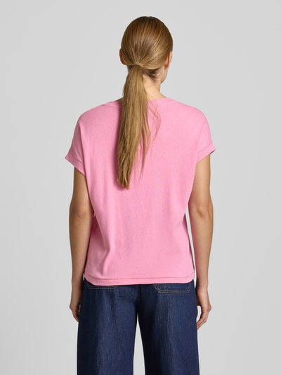 Frauenmodel trägt T-Shirt aus Baumwoll-Leinen-Mix mit Stitchings von Milano Italy in Rosa, Damen T-Shirt Regular-Fit, Rundhalsausschnitt, Rückenlänge bei Größe S 51 cm, Ganzkörperansicht Rückansicht.
