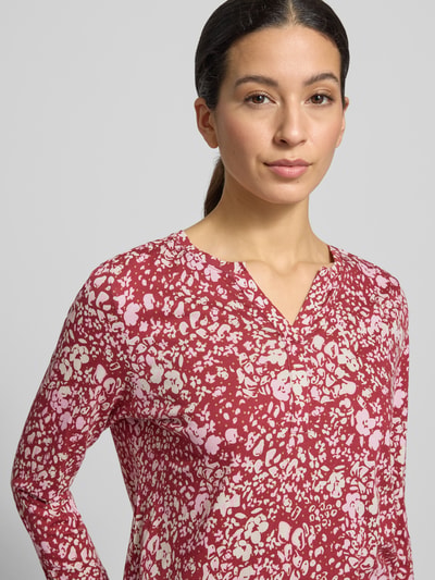 Vrouwenmodel draagt Longsleeve met 3/4-mouw model 'Felicity' van Soyaconcept in rood-wit bloemmotief, katoen-viscosemix, Slim Fit, V-hals, bovenlichaam close-up.