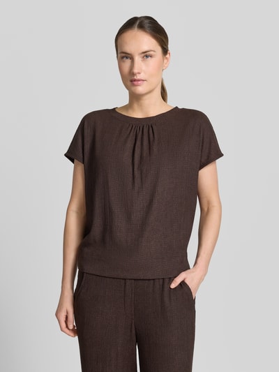 Frauenmodel trägt Damen T-Shirt von OPUS, Regular-Fit, Elastischer-Material-Mix, Strukturmuster, Kurzärmelig, Raffung, Rundhalsausschnitt, Modell 'Salti', Rückenlänge bei Größe 36: 53 cm, dunkelbraune Farbe, Ganzkörperansicht von vorne.