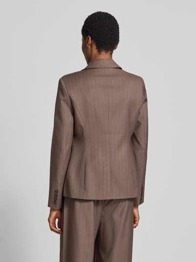 Männermodel trägt Slim Fit Blazer mit Pattentaschen Modell 'Fee' von GUIDO MARIA KRETSCHMER WOMAN, Mieszanka materiałów z dodatkiem wiskozy, krój slim fit, kołnierz z połami, kieszenie z patką, Długość tyłu w rozmiarze 36: 64 cm, Szerokość w rozmiarze 36: 44 cm, Długość rękawów w rozmiarze 36: 64 cm, brązowy z delikatnym prążkiem, tekstura gładka, Ganzkörperansicht Rückansicht.