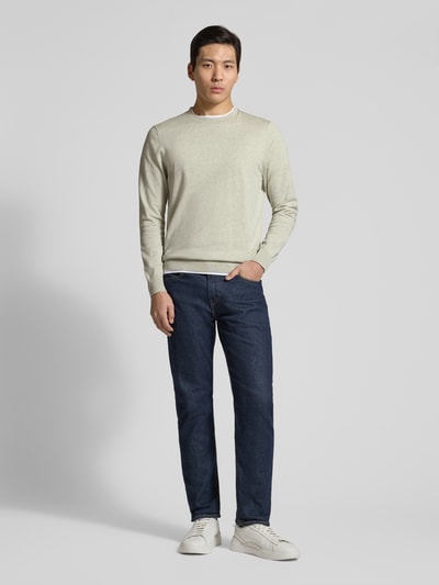 Męski model nosi Regular Fit Pullover aus Lyocell-Mix mit Seiden-Anteil von Profuomo, jasny beż, okrągły dekolt, krój regular fit, dzianina, elastyczne wykończenia, długość tyłu 60 cm, długość rękawa 67 cm, widok całej sylwetki z przodu.