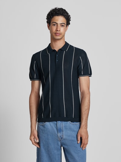 Männermodel trägt Slim Fit Poloshirt mit Knopfleiste Modell 'AVEN' von Blend, Reine Baumwolle, dunkel mit weißen Streifen, Ganzkörperansicht von vorne. Rückenlänge bei Größe M: 71 cm.