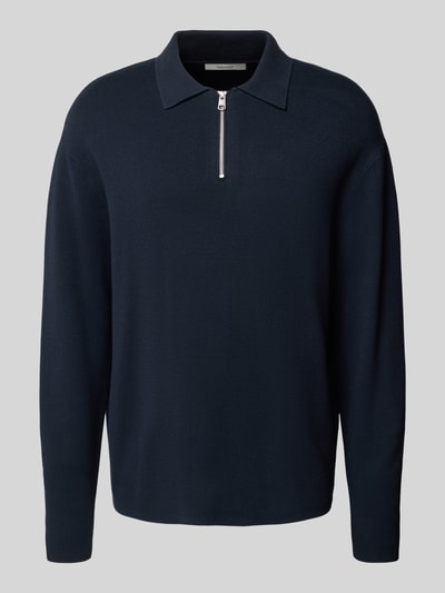 Produktfoto, Relaxed Fit Pullover aus reiner Viskose Modell 'TELLER' von Selected, granatowy, jednokolorowy, dzianinowa struktura, krój relaxed fit, kołnierz polo, dekolt pod szyję, długi rękaw z prążkowanym mankietem, dół prążkowany, zamek błyskawiczny, drobna dzianina, wiskoza