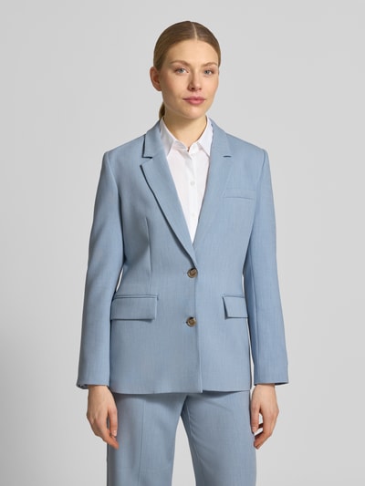 Vrouwenmodel draagt Regular Fit Longblazer met reverskraag model 'RITA' van Selected Femme, look: effen, regular fit, reverskraag, 2-knoopsluiting, lange mouw, kissing buttons, patzakken, geheel aanzicht van voren