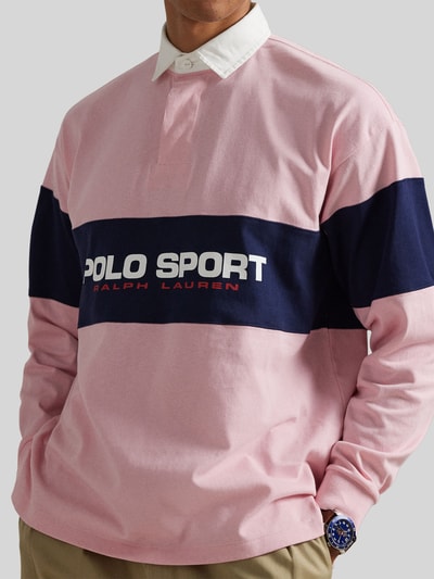 Männermodel trägt Regular Fit Poloshirt aus reiner Baumwolle von Polo Ralph Lauren, mehrfarbig, Label-Schriftzug, Nahaufnahme Oberkörper.