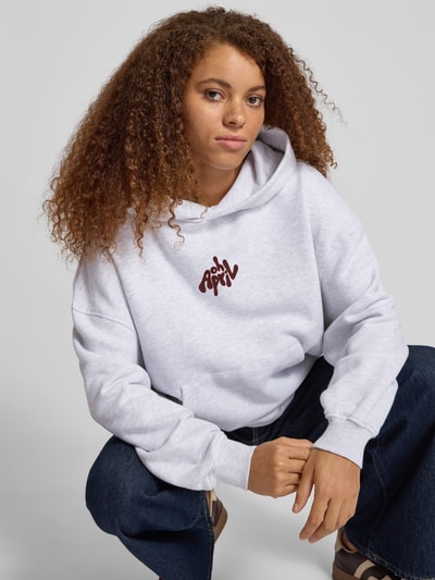 OH APRIL Bluza o kroju boyfriend z kapturem i kieszenią kangurką model ‘Fluffy’ Jasnoszary melanż 3