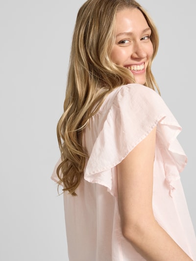Frauenmodel trägt Regular Fit Bluse mit Rüschenbesatz Modell 'Vinsa' von Neo Noir aus Reine Baumwolle, Kurzärmelig, Nahaufnahme Oberkörper.