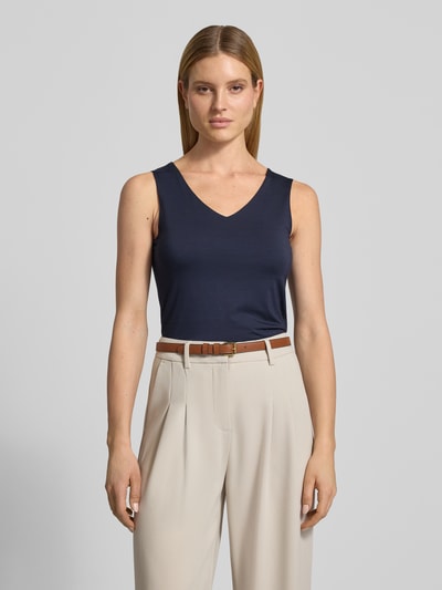 Frauenmodel trägt Top mit V-Ausschnitt Modell 'Marica' von Soyaconcept aus Lyocell-Elasthan-Mix, Slim-Fit, dunkelblau, Ganzkörperansicht von vorne. Rückenlänge bei Größe S: 60 cm.