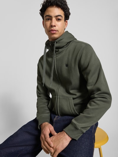 Männermodel trägt Sweatjacke mit Stehkragen Modell 'Premium core' van G-Star RAW in katoenmix met recht model en logo-stitching, Nahaufnahme Oberkörper.